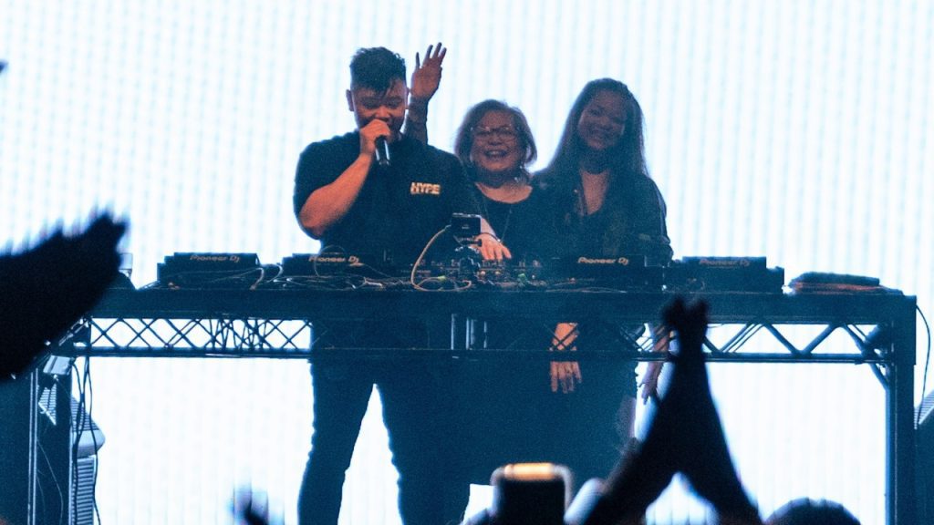 hoang with mom and sister at heartstrings tour vancouver 2025